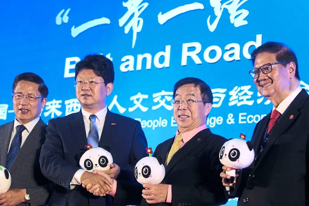 Chinese Ambassador to Malaysia Bai Tian (second from left) shaking hands with Malaysian special envoy to China and Malaysia-China Business Council MCBC chairman Tan Kok Wai (second from right) at the Belt and Road: China-Malaysia Forum on People-to-People Exchange & Economic Cooperation. Looking on are China Public Diplomacy Association vice president Hu Zhengyue (left) and Kingsley Strategic Institute (KSI) president Tan Sri Dr Michael Yeoh (right).